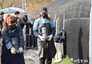 배우 이태란, 따뜻한 하루 연탄 봉사 참여