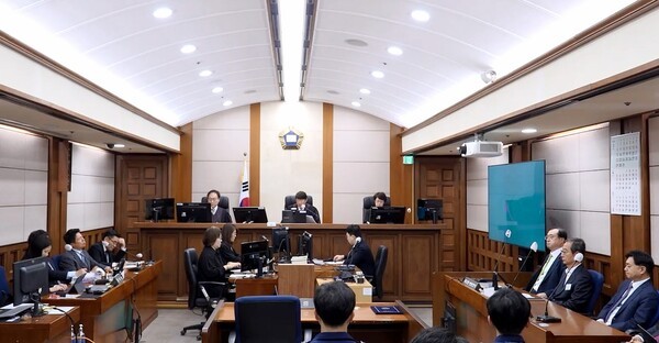 12·3 비상계엄에 가담한 혐의로 재판에 넘겨진 한덕수 전 국무총리가 7일 서울 서초구 서울고등법원에서 열린 항소심 선고공판에 출석해 선고를 듣고 있다. 서울고법 형사12-1부(이승철 조진구 김민아 고법판사)는 이날 한 전 총리에게 징역 15년을 선고했다. 서울고법 제공